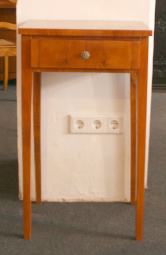 Beistelltischchen mit 1 Schub Kirsche massiv und furniert